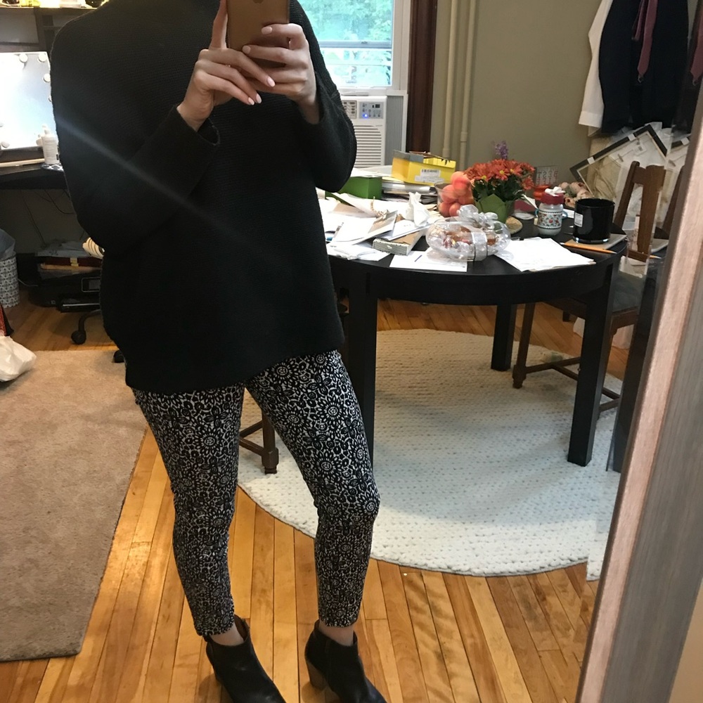 7 for all man kind Black and White Lace like Floral skinny ankle cropped Jeans